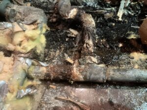 床下の鉄管でピンホール漏水が発生している様子
