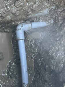 地中の給水管VP13エルボ部から極少量の漏水が発生している様子（トレーサーガス式漏水調査で特定）