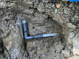 地中給水管VP13の漏水箇所（エルボ部）を切断し、新しいエルボに交換して漏水修理が完了した状態