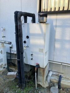 TOTOの給湯器がエラーでお湯が出なくなった交換前の状態（屋外設置）