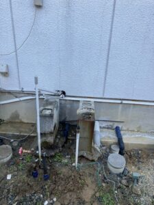 給湯器撤去後の配管と架台の状態確認（給水・給湯配管）