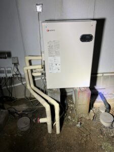 ノーリツの給湯器へ即日交換後の施工写真（配管保温施工）
