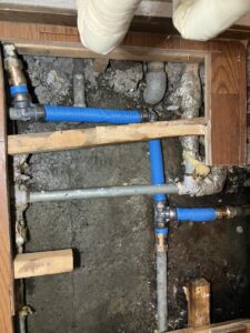 床下の給水管を架橋ポリ管に交換した施工後の配管