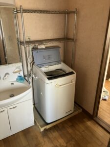 洗濯機と防水パン周辺の作業前の状態