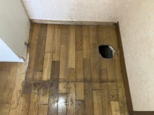 防水パンを取り外したあとの洗濯機まわりの床