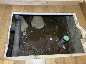 床を開口して床下の土が見えている状態