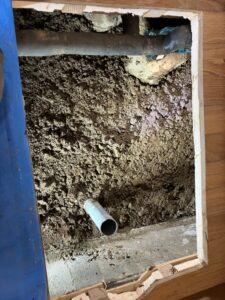 給水管修理後の埋め戻し作業中の様子