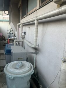甲府市で水が落ちていると相談を受けた給湯器まわり屋外配管の全体状況