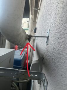屋外配管を支える支持金具に水が伝い下に落ちている凍結水漏れの兆候