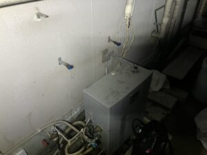 凍結による水漏れが発生していたモルコ管とフレキ管継手部分の配管撤去作業