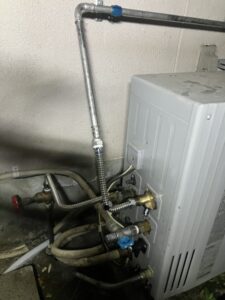 凍結を考慮して行っている給湯器まわり配管の一部補修作業