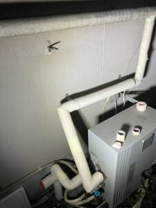凍結防止用ヒーター線と保温材を施工して作業完了した屋外配管