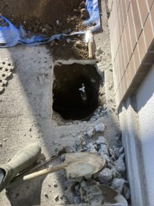 トレーサーガスで特定した漏水箇所を斫って掘削した状況