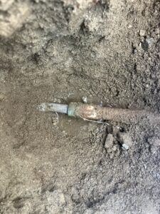 散水栓につながるユニオン部分から水が漏れている様子