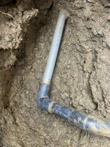 給水管のエルボ付近から漏水している状況（掘削後に漏水箇所が確認できた状態）