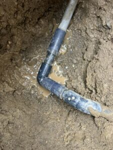 漏水していた給水管の継手部分を修理した後の状態（水漏れが解消された状況）