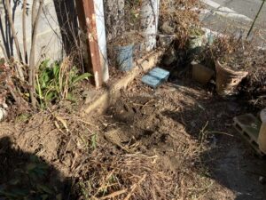 水道メーターは回っているが漏水箇所が分からない状態の屋外地面（掘削前の状況）