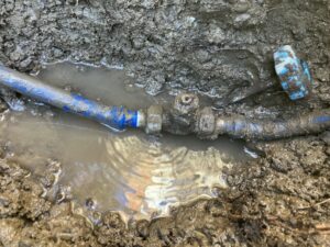 不凍栓から水漏れしている状態と劣化により折れたハンドルの状況
