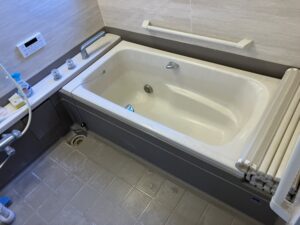 追い焚き配管交換前の浴室内循環金具の状態