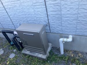 追い焚き配管交換前の屋外循環ホースの状態