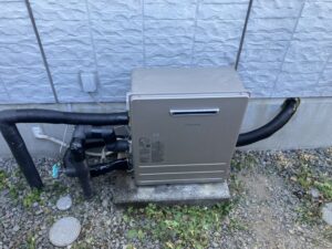 新しい追い焚き配管を屋外に新設した状態